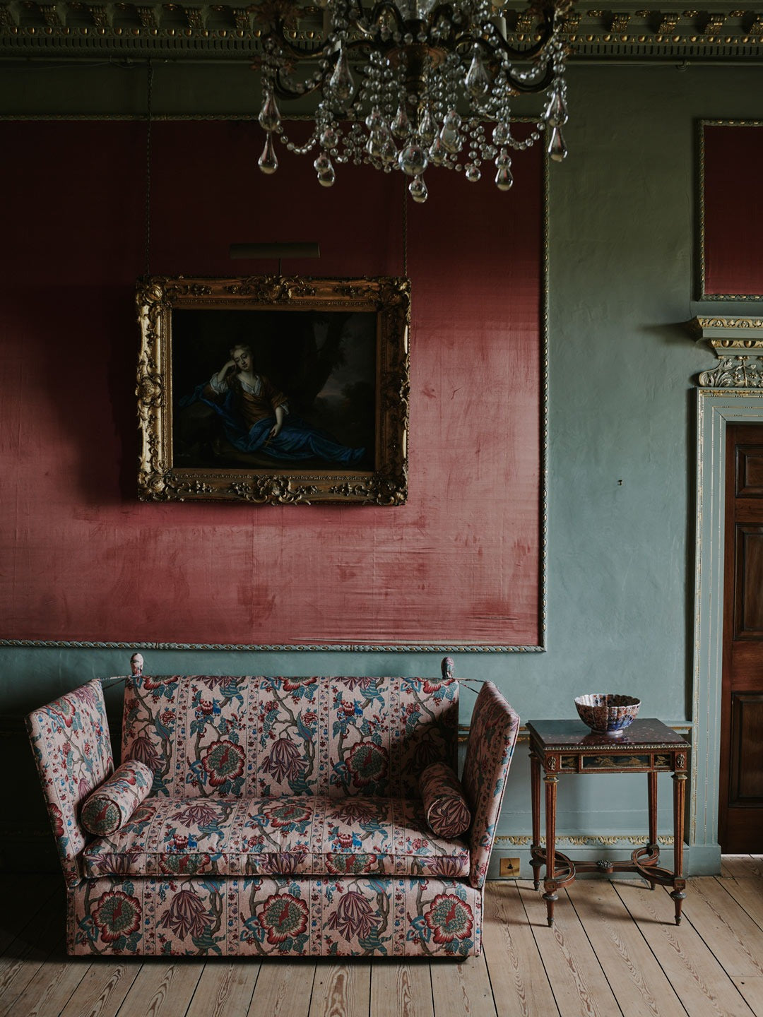 aurea-indienne-rose-madder-sofa-castle-howard-1_Akpy.jpg