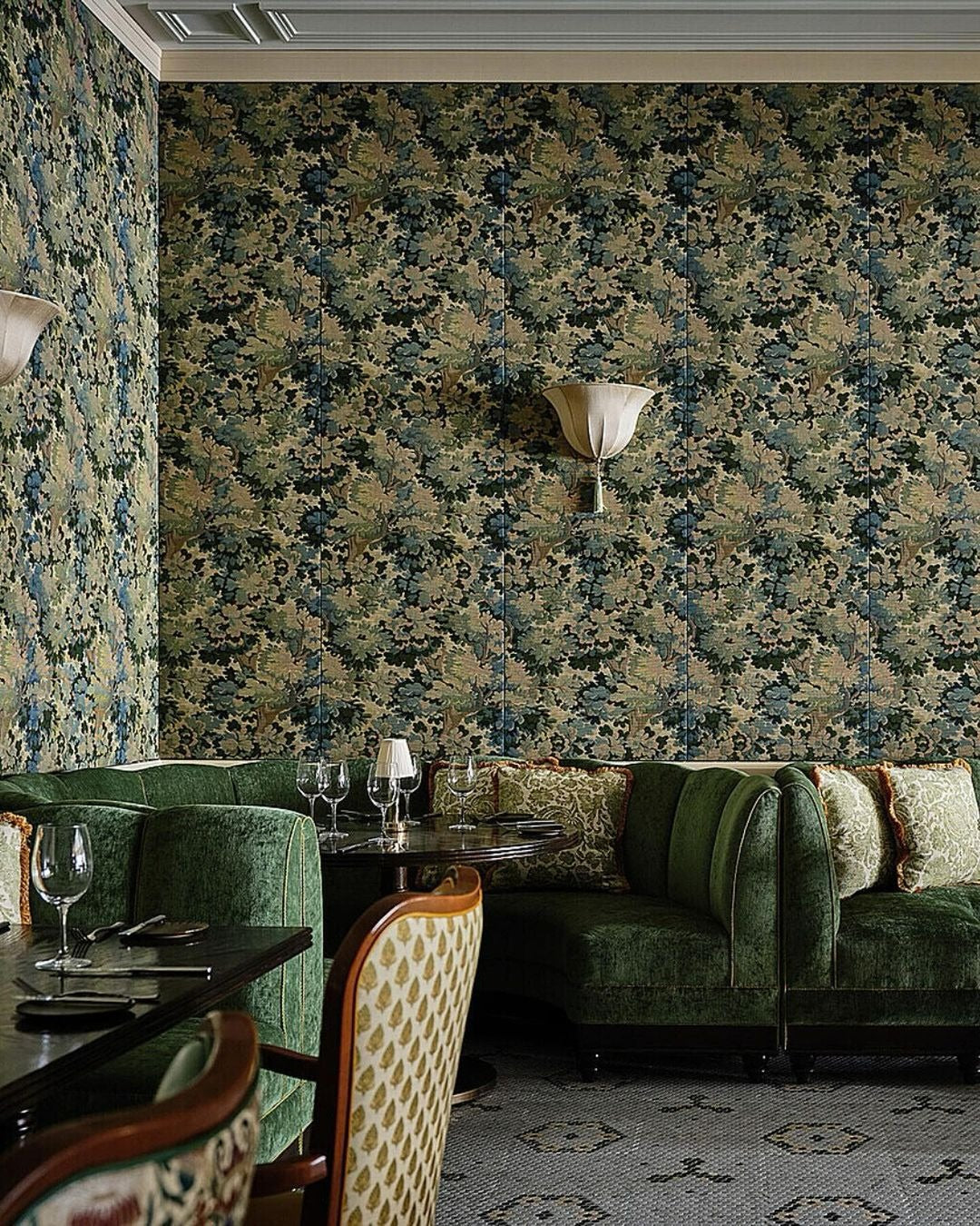 fourseasonsboston-hampsteadverdurewallcovering-acornecrufernoldgoldchair_l00k.jpg