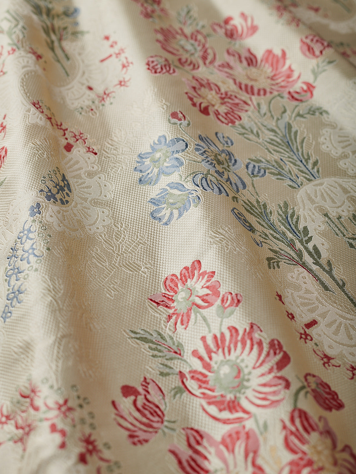 Watts 1874 Ophelia: Luxurious Silk with Delicate Floral Design
